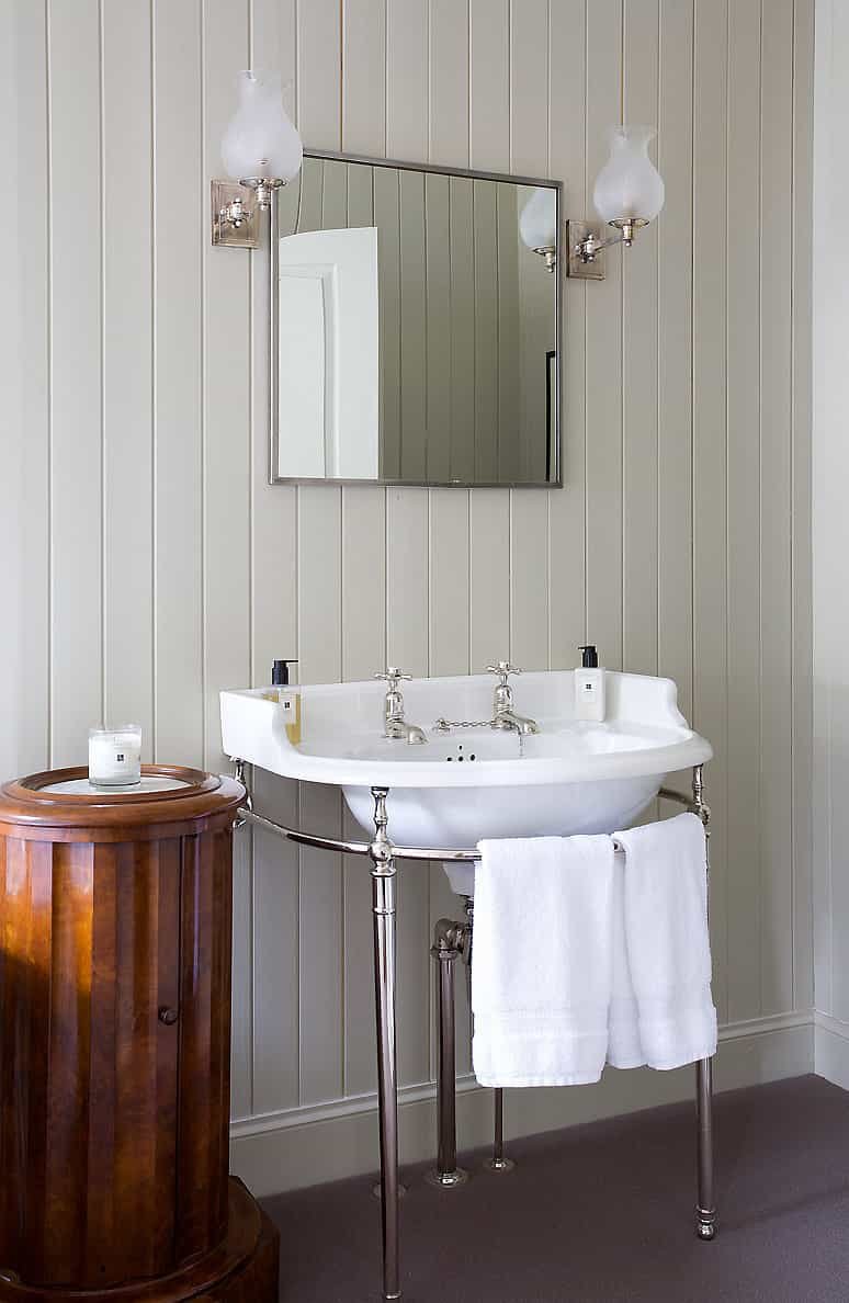 Bathroom sink